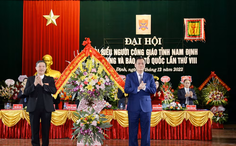 Đồng chí Lê Quốc Chỉnh, Phó Bí thư Thường trực Tỉnh ủy Nam Định tặng lẵng hoa tươi thắm chúc mừng Đại hội.