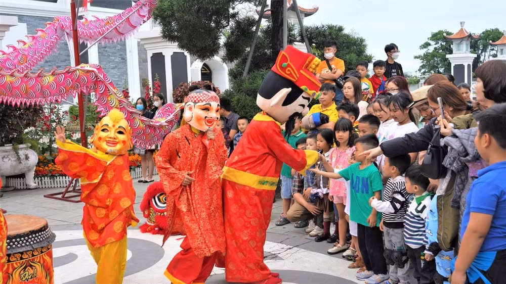Không khí sôi động và đậm chất Tết cổ truyền tại Công viên châu Á, Đà Nẵng. 