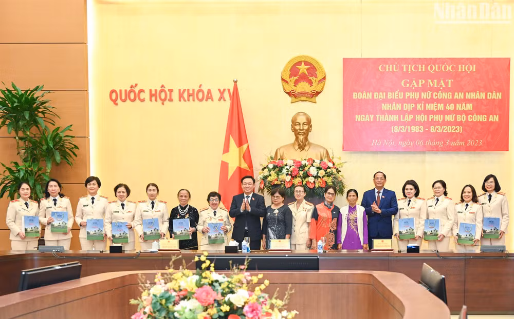 Chủ tịch Quốc hội Vương Đình Huệ trao quà lưu niệm cho các đại biểu tại buổi gặp mặt. (Ảnh: DUY LINH)