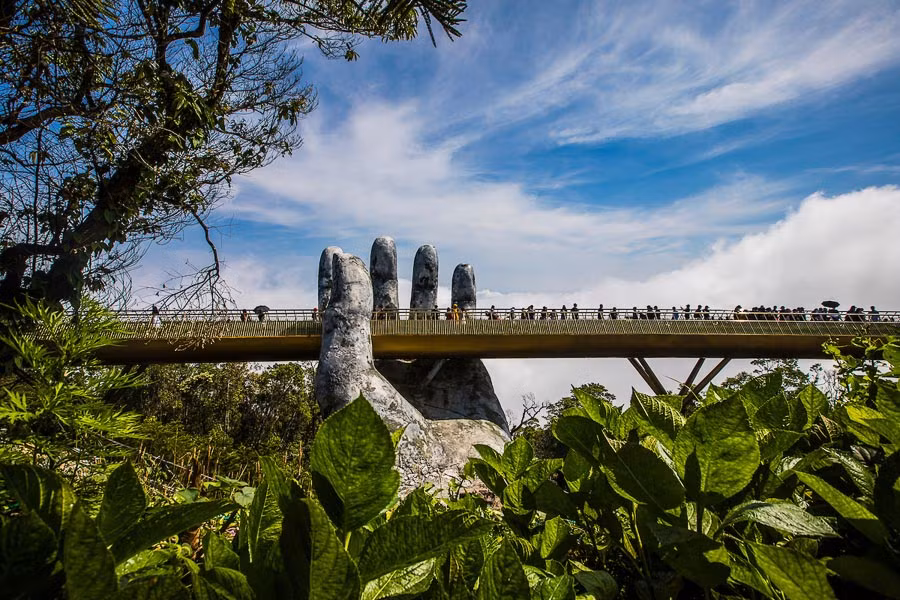Cầu Vàng là điểm độc đáo không thể bỏ qua khi đến Đà Nẵng. (Ảnh: vietnam.travel) Cầu Vàng là điểm độc đáo không thể bỏ qua khi đến Đà Nẵng. (Ảnh: vietnam.travel)