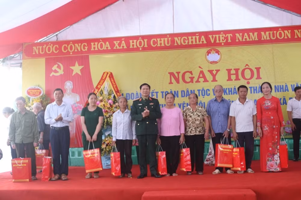 Thượng tướng Nguyễn Tân Cương tặng quà các đối tượng gia đình chính sách.