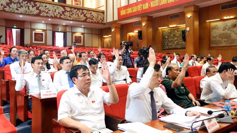 Đại biểu HĐND tỉnh biểu quyết thông qua các nghị quyết. Đại biểu HĐND tỉnh biểu quyết thông qua các nghị quyết.