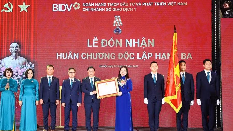 Phó Chủ tịch nước Võ Thị Ánh Xuân trao Huân chương Độc lập hạng Ba tặng BIDV Chi nhánh Sở giao dịch 1.