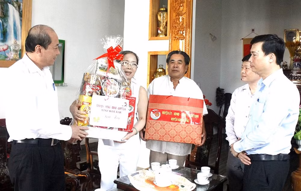 Chủ tịch Ủy ban nhân dân tỉnh Đắk Lắk Phạm Ngọc Nghị thăm, tặng quà, tri ân các gia đình chính sách tiêu biểu trên địa bàn huyện Krông Pắc. (Ảnh: TUẤN HẢI)