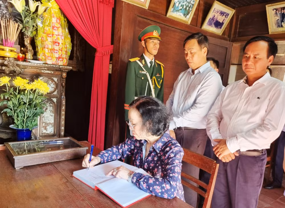 Đồng chí Trương Thị Mai ghi lưu bút tại Nhà lưu niệm Tổng Bí thư Lê Duẩn. Đồng chí Trương Thị Mai ghi lưu bút tại Nhà lưu niệm Tổng Bí thư Lê Duẩn.