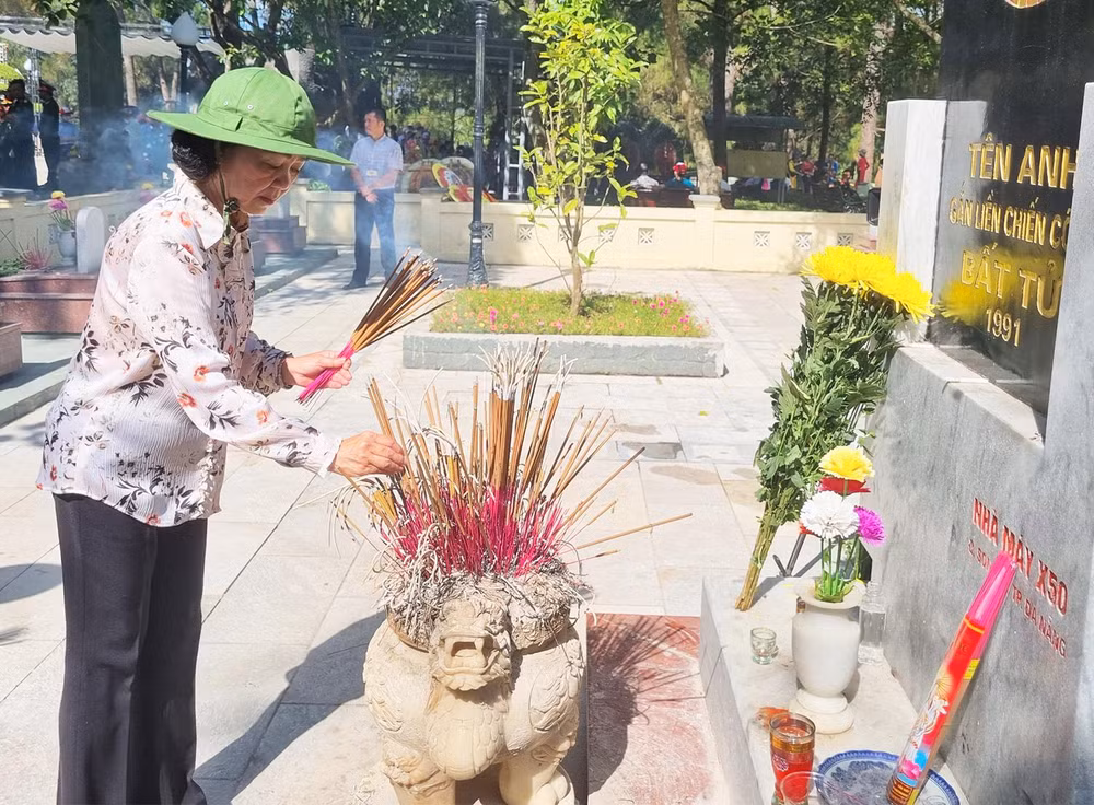 Đồng chí Trương Thị Mai thắp hương tại các phần mộ liệt sĩ tại Nghĩa trang Liệt sĩ quốc gia Trường Sơn. Đồng chí Trương Thị Mai thắp hương tại các phần mộ liệt sĩ tại Nghĩa trang Liệt sĩ quốc gia Trường Sơn.