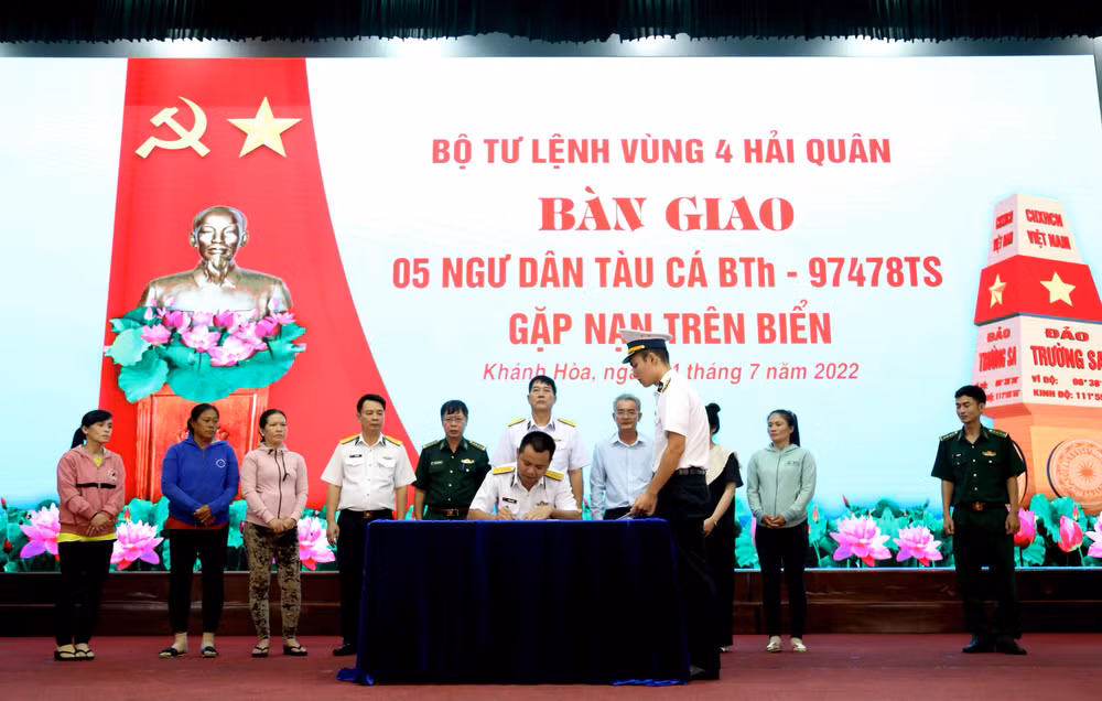 Đại diện Bộ Tư lệnh Vùng 4 Hải quân ký biên bản bàn giao 5 ngư dân trên tàu cá bị nạn cho đại diện Bộ Chỉ huy Bộ đội Biên phòng tỉnh Bình Thuận và Ủy ban nhân dân thành phố Phan Thiết.