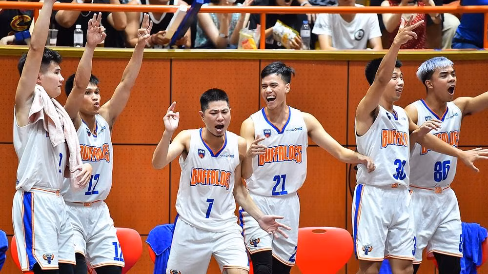 Niềm vui của các cầu thủ Hanoi Buffaloes sau mỗi pha ghi điểm của đồng đội. Niềm vui của các cầu thủ Hanoi Buffaloes sau mỗi pha ghi điểm của đồng đội.