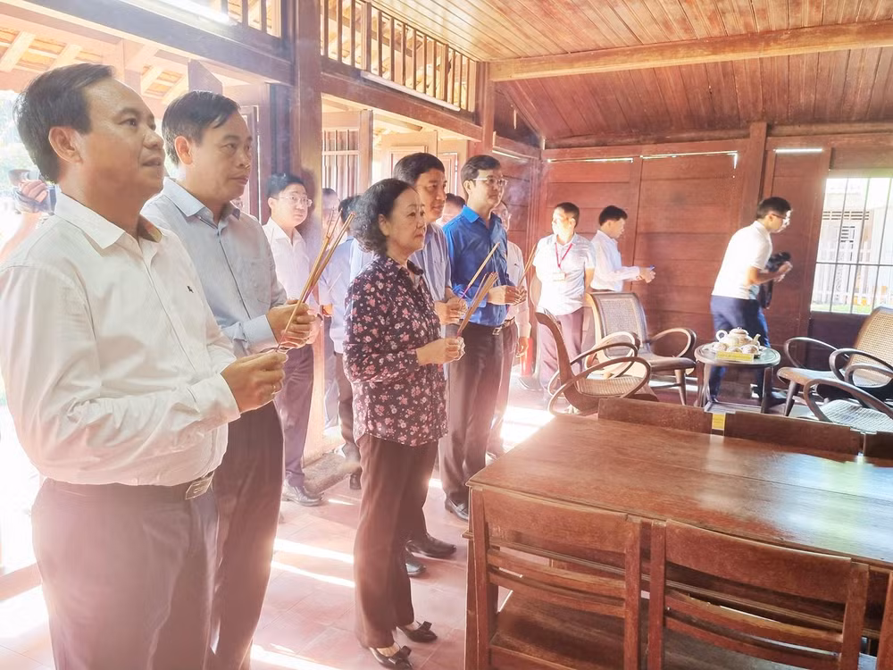 Ủy viên Bộ Chính trị, Bí thư Trung ương Đảng, Trưởng Ban Tổ chức Trung ương Trương Thị Mai cùng lãnh đạo tỉnh Quảng Trị dâng hương tại Nhà lưu niệm Tổng Bí thư Lê Duẩn.
