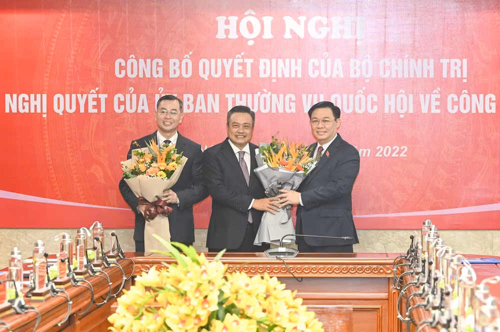 Chủ tịch Quốc hội Vương Đình Huệ tặng hoa chúc mừng đồng chí Trần Sỹ Thanh và đồng chí Ngô Văn Tuấn. (Ảnh: Duy Linh) Chủ tịch Quốc hội Vương Đình Huệ tặng hoa chúc mừng đồng chí Trần Sỹ Thanh và đồng chí Ngô Văn Tuấn. (Ảnh: Duy Linh)