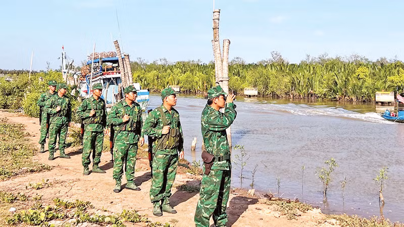 Cán bộ, chiến sĩ Đồn Biên phòng Hàm Luông tuần tra khu vực biên giới biển.
