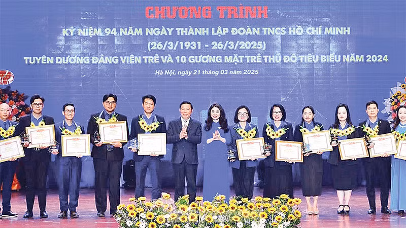 Lễ tuyên dương đảng viên trẻ và gương mặt trẻ Thủ đô tiêu biểu năm 2024.