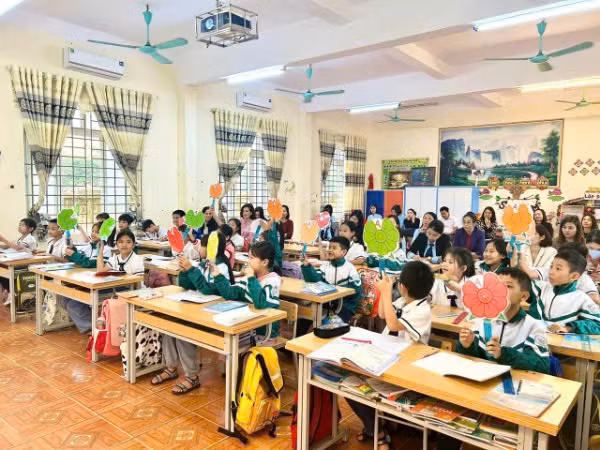 Buổi học sáng tạo của Trường tiểu học thị trấn Vĩnh Tường. Buổi học sáng tạo của Trường tiểu học thị trấn Vĩnh Tường.