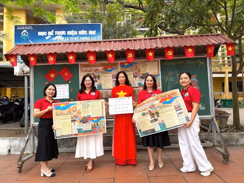 Phụ san báo Nhân Dân trên bảng tin Trường THPT Kim Ngọc.