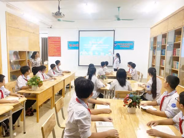 Buổi tự học tại thư viện Trường trung học cơ sở Vĩnh Tường.
