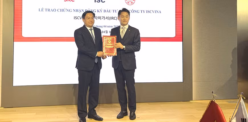 Đồng chí Trần Duy Đông, Chủ tịch Ủy ban nhân dân tỉnh trao Giấy chứng nhận mở rộng đầu tư cho Công ty ISC Vina. Đồng chí Trần Duy Đông, Chủ tịch Ủy ban nhân dân tỉnh trao Giấy chứng nhận mở rộng đầu tư cho Công ty ISC Vina.