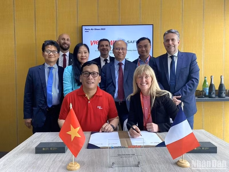 Ông Đinh Việt Phương, CEO của Vietjet và bà Victoria Foy, CEO của Safran CFM ký hợp đồng cung cấp ghế. Chứng kiến lễ ký có Đại sứ Việt Nam tại Pháp Đinh Toàn Thắng.
