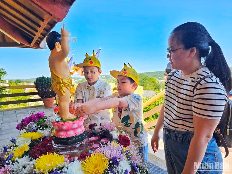 Trẻ em Việt Nam thế hệ thứ hai, thứ ba tại Pháp cùng bố mẹ lên chùa mừng lễ Phật đản. (Ảnh: MINH DUY)