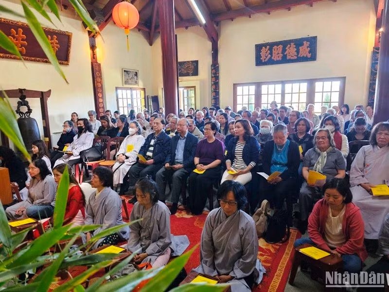 Đại sứ Đinh Toàn Thắng và phu nhân tham dự ngày Đức Phật đản sinh cùng bà con kiều bào tại Pháp. (Ảnh: MINH DUY)