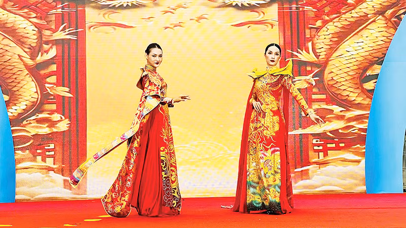 Liên hoan nghệ thuật “Sắc màu dân tộc” góp phần tôn vinh nét đẹp thời trang áo dài, thời trang các dân tộc Việt Nam và một số quốc gia. Liên hoan nghệ thuật “Sắc màu dân tộc” góp phần tôn vinh nét đẹp thời trang áo dài, thời trang các dân tộc Việt Nam và một số quốc gia.