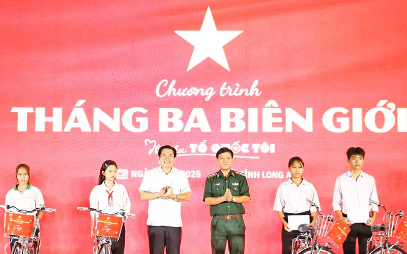 Người dân có hoàn cảnh khó khăn trên địa bàn xã biên giới Mỹ Quý Tây, huyện Đức Huệ, tỉnh Long An được Trung ương Đoàn trao quà hỗ trợ.
