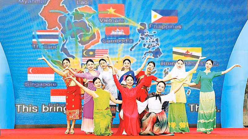 Festival “Phụ nữ Thủ đô vì hòa bình, phát triển” lan tỏa tinh thần đoàn kết, kết nối, hội nhập và phát triển giữa phụ nữ Hà Nội và phụ nữ quốc tế. Festival “Phụ nữ Thủ đô vì hòa bình, phát triển” lan tỏa tinh thần đoàn kết, kết nối, hội nhập và phát triển giữa phụ nữ Hà Nội và phụ nữ quốc tế.