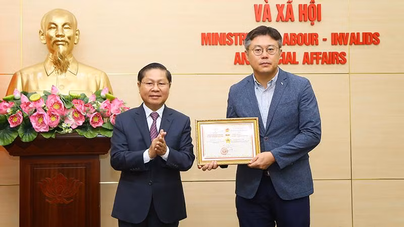 Thứ trưởng Lê Tấn Dũng trao Kỷ niệm chương cho ông Kang Byung Joo (Ảnh: Molisa).