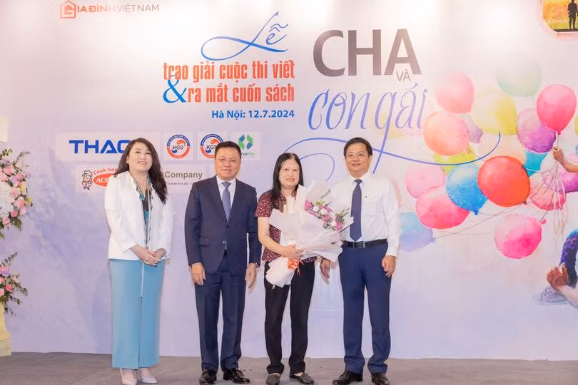 Ban tổ chức trao giải Nhất cho tác giả PGS.TS Lưu Khánh Thơ. Ban tổ chức trao giải Nhất cho tác giả PGS.TS Lưu Khánh Thơ.