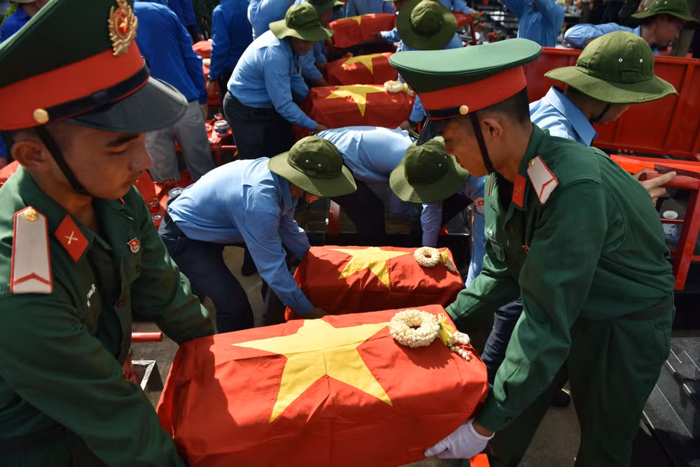 Đưa hài cốt liệt sĩ trở về đất mẹ. (Ảnh: Quang Khải) Đưa hài cốt liệt sĩ trở về đất mẹ. (Ảnh: Quang Khải)