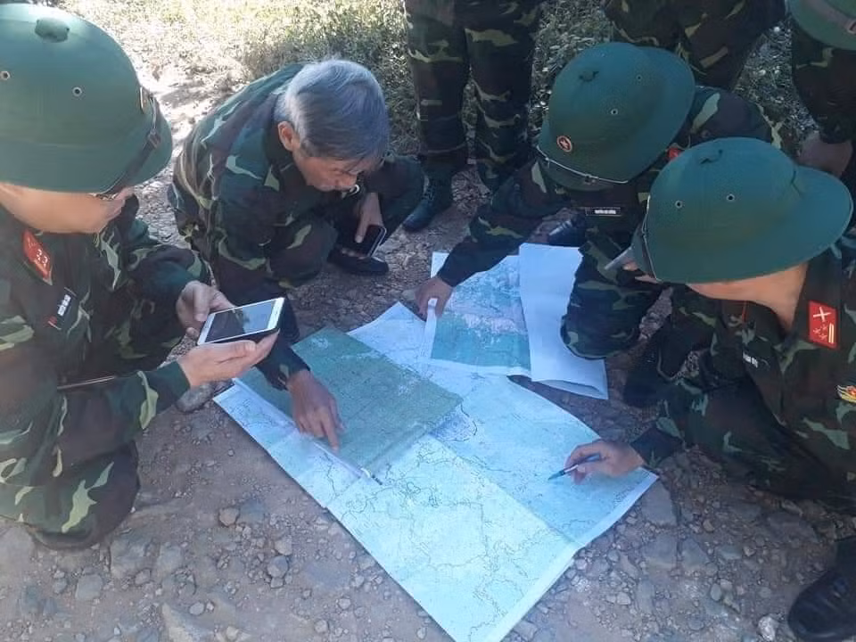 Các cựu chiến binh phối hợp các đơn vị quân đội tìm kiếm hài cốt liệt sĩ tại Tây Nguyên. Các cựu chiến binh phối hợp các đơn vị quân đội tìm kiếm hài cốt liệt sĩ tại Tây Nguyên.