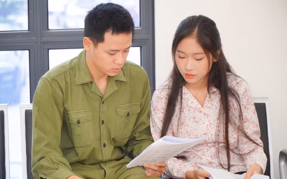 Diễn viên Lâm Đặng Minh (phải) - Đoàn văn công Bộ đội Biên Phòng hồi hộp thử vai. Diễn viên Lâm Đặng Minh (phải) - Đoàn văn công Bộ đội Biên Phòng hồi hộp thử vai.