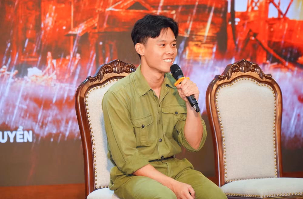 Diễn viên Phạm Thanh Long tại buổi casting phim "Mưa đỏ". Diễn viên Phạm Thanh Long tại buổi casting phim "Mưa đỏ".