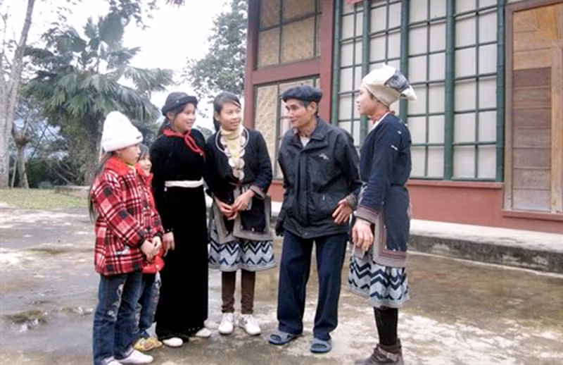 Ông Hoàng Văn Bảo, thôn Khuôn Nhự, xã Kim Bình, huyện Chiêm Hóa, tỉnh Tuyên Quang kể lại lịch sử cho lớp con cháu.