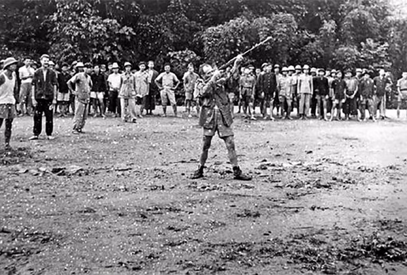 Các thành viên nhóm Con Nai huấn luyện du kích Việt Minh sử dụng súng M1 Carbine (ảnh tư liệu). Các thành viên nhóm Con Nai huấn luyện du kích Việt Minh sử dụng súng M1 Carbine (ảnh tư liệu).