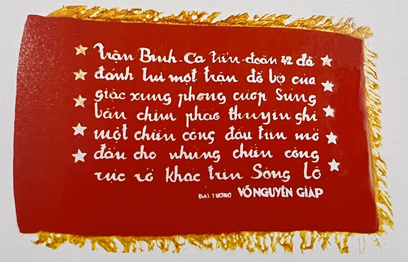 Lá cờ thêu lời khen của Đại tướng Võ Nguyên Giáp gửi Tiểu đoàn 42 sau chiến thắng Việt Bắc - Thu Đông năm 1947 (ảnh tư liệu).
