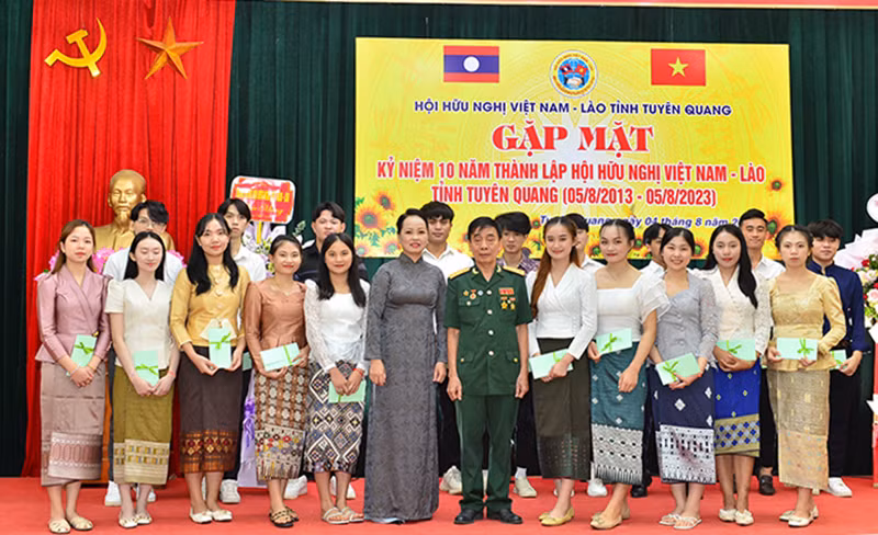 Tặng quà cho các sinh viên Lào đang học tập tại Trường Đại học Tân Trào tham gia lễ kỷ niệm 10 năm ngày thành lập Hội.