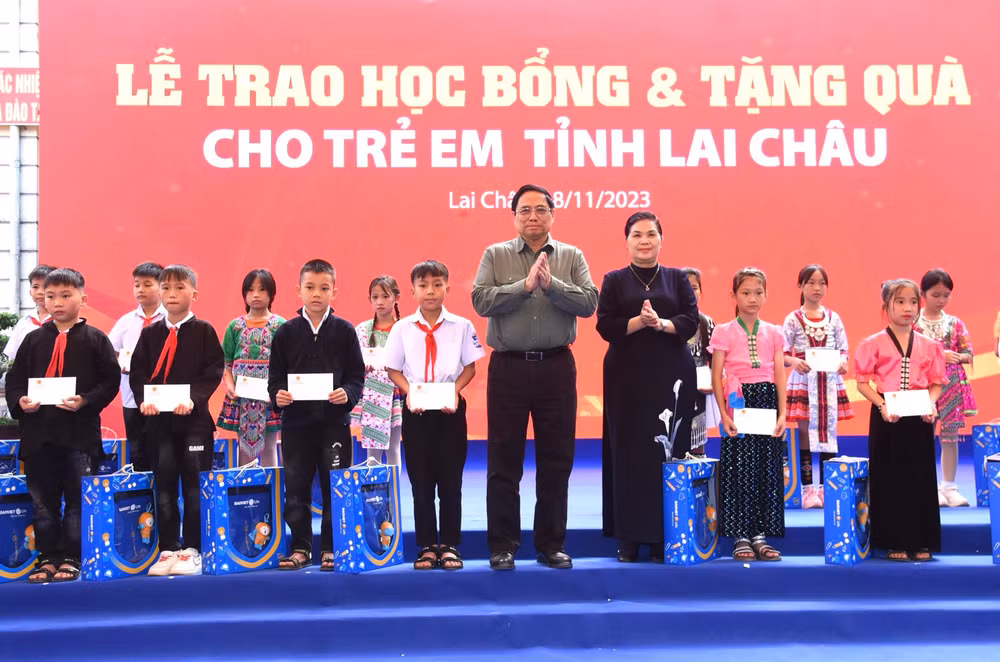Thủ tướng Phạm Minh Chính trao quà và học bổng tặng các học sinh