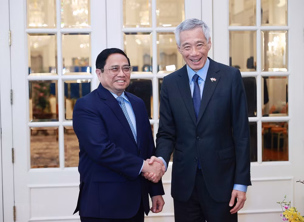 Thủ tướng Singapore Lý Hiển Long đón Thủ tướng Phạm Minh Chính, ngày 9/2/2023. (Ảnh: TTXVN)