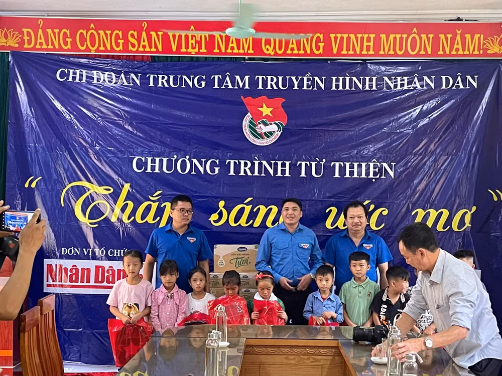 Trao các phần quà của Công ty CP Sữa Việt Nam (Vinamilk) tặng các em học sinh tại xã Hồ Bốn, huyện Mù Cang Chải. Trao các phần quà của Công ty CP Sữa Việt Nam (Vinamilk) tặng các em học sinh tại xã Hồ Bốn, huyện Mù Cang Chải.
