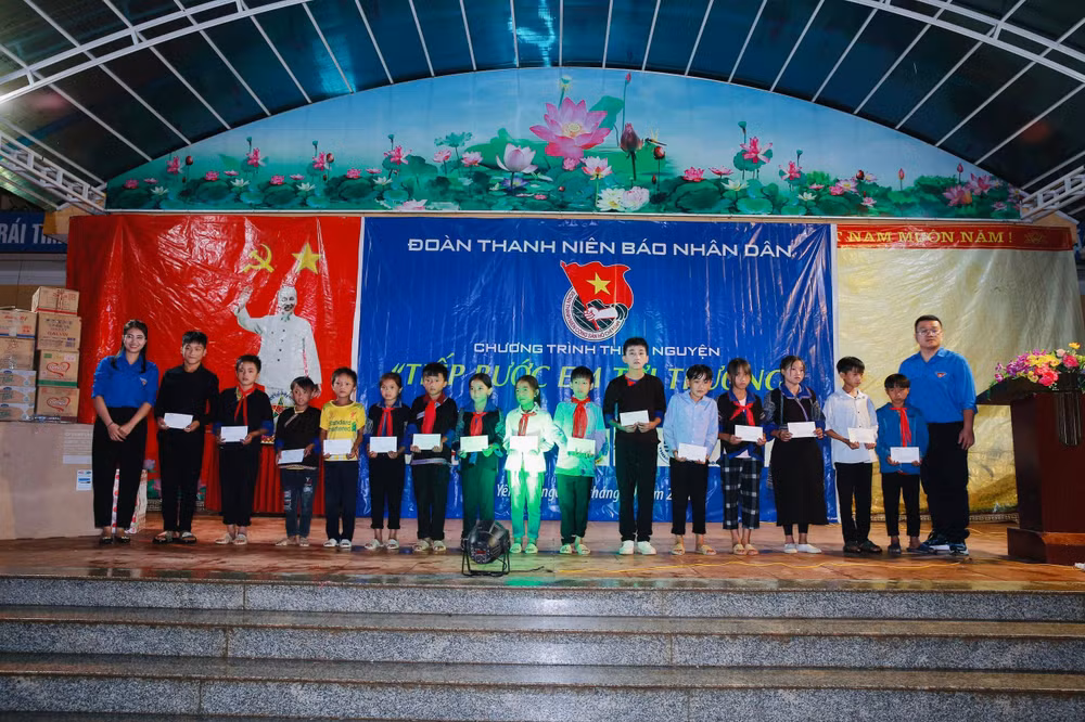 Đại diện Đoàn Thanh niên Báo Nhân Dân và các đơn vị trao tặng 30 suất học bổng tặng các em học sinh Trường Phổ thông dân tộc bán trú Tiểu học và Trung học cơ sở Mồ Dề, xã Mồ Dề, huyện Mù Cang Chải. Đại diện Đoàn Thanh niên Báo Nhân Dân và các đơn vị trao tặng 30 suất học bổng tặng các em học sinh Trường Phổ thông dân tộc bán trú Tiểu học và Trung học cơ sở Mồ Dề, xã Mồ Dề, huyện Mù Cang Chải.