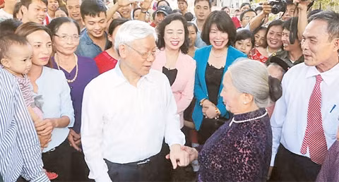 Tổng Bí thư Nguyễn Phú Trọng với nhân dân thôn Tháp Thượng, xã Song Phượng, huyện Đan Phượng (Hà Nội). Ảnh: TRÍ DŨNG (TTXVN)