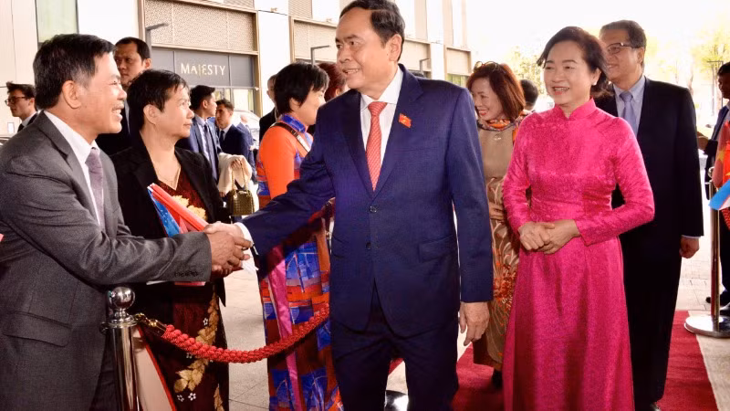 Chủ tịch Quốc hội Trần Thanh Mẫn và Đoàn đại biểu cấp cao Việt Nam bắt đầu chuyến thăm chính thức Cộng hòa Uzbekistan và tham dự Đại hội đồng lần thứ 150 của Liên minh Nghị viện thế giới (IPU-150). Chủ tịch Quốc hội Trần Thanh Mẫn và Đoàn đại biểu cấp cao Việt Nam bắt đầu chuyến thăm chính thức Cộng hòa Uzbekistan và tham dự Đại hội đồng lần thứ 150 của Liên minh Nghị viện thế giới (IPU-150).