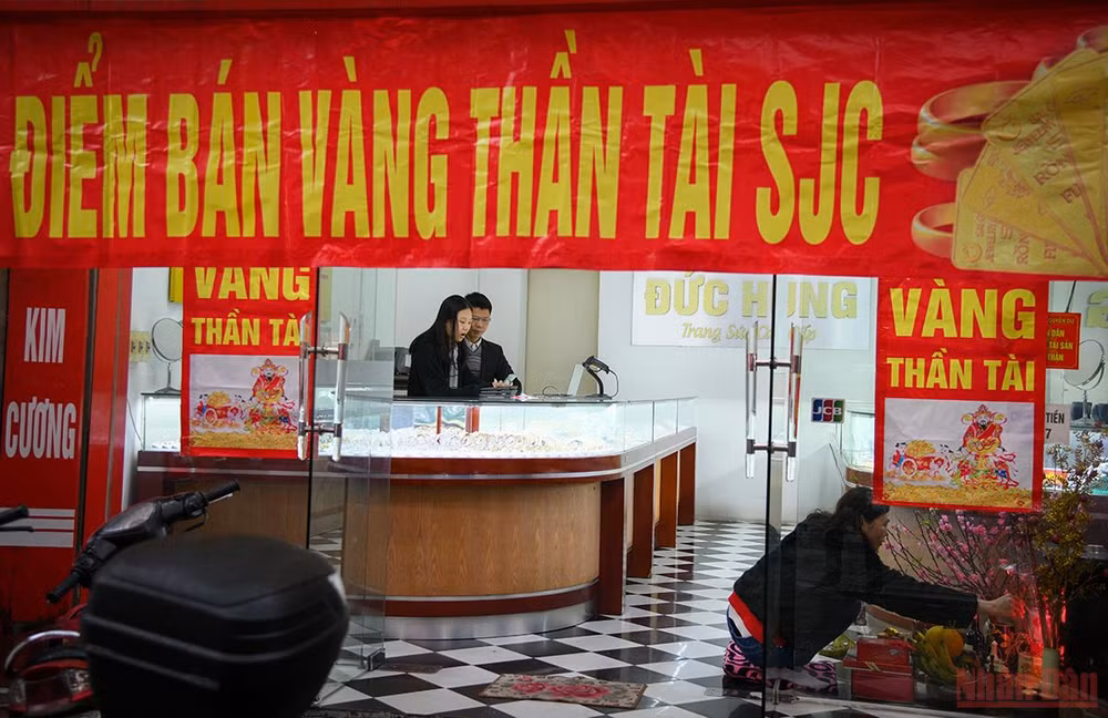 Ngày vía Thần Tài ở Hà Nội: Các cửa hàng nhộn nhịp, không có cảnh chen chúc như mọi năm -0