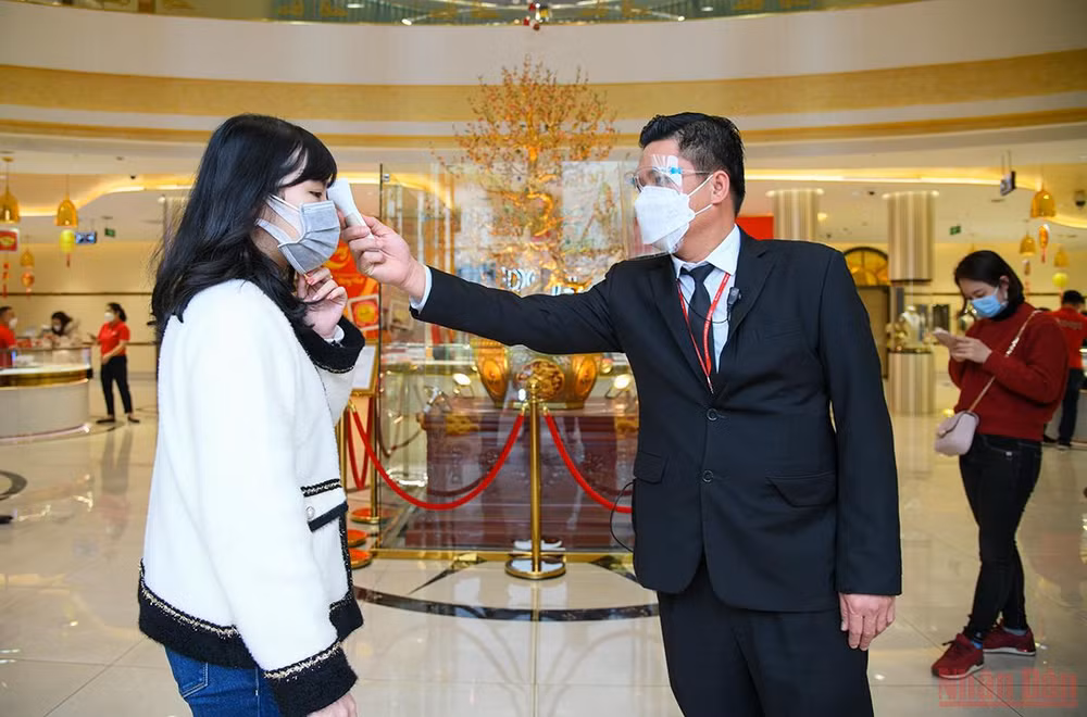 Ngày vía Thần Tài ở Hà Nội: Các cửa hàng nhộn nhịp, không có cảnh chen chúc như mọi năm -0