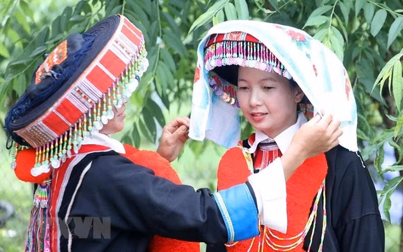 Lũng Slàng là thôn 100% người dân tộc Dao sinh sống với phong tục đám cưới rất đặc sắc. Trang phục cô dâu là áo tự thêu, chú rể mặc áo chàm đội mũ nồi (hoặc cuốn vải chàm) cùng với âm thanh của tiếng kèn đặc trưng của dân tộc. (Ảnh: Anh Tuấn/TTXVN)