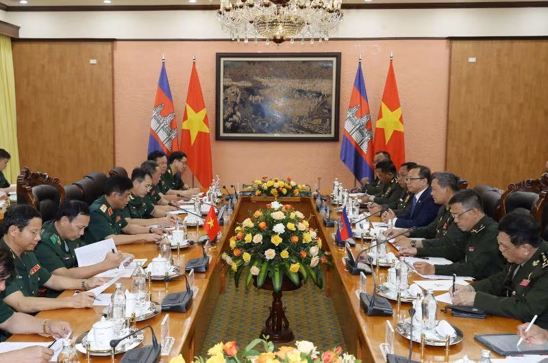 Đoàn cán bộ cấp cao Bộ Quốc phòng Việt Nam hội đàm với Đoàn cán bộ cấp cao Quân đội Hoàng gia Campuchia. (Ảnh: Trọng Đức)
