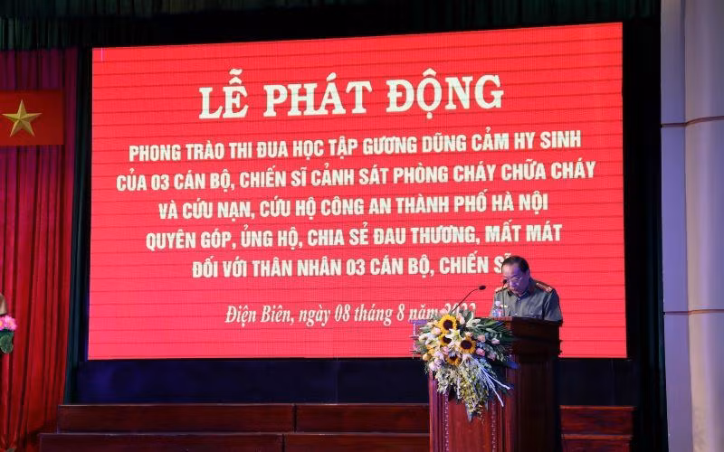Đại tá Lò Văn Khụt, Phó Giám đốc Công an tỉnh Điện Biên phát động phong trào thi đua học tập gương anh dũng hy sinh của 3 cán bộ, chiến sĩ.