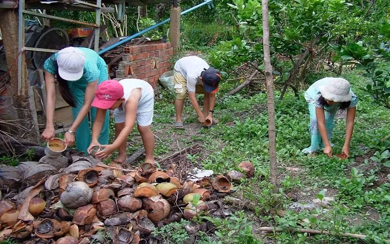 Người dân Bến Tre kiểm tra và xử lý những nơi sinh sản của muỗi.
