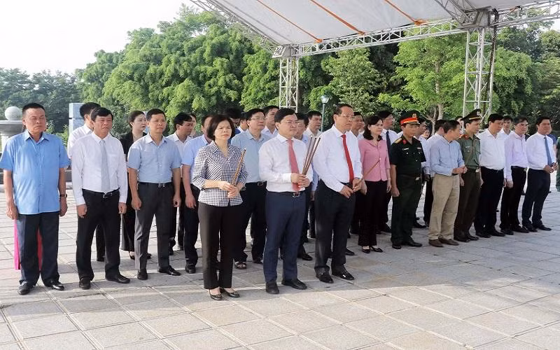 Các đại biểu thành kính dâng hương tưởng niệm đồng chí Lê Quang Đạo.