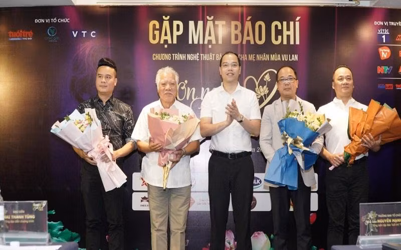 Đồng chí Nguyễn Tiến Hưng, Phó Bí thư Thành đoàn Hà Nội tặng hoa chúc mừng Ban Tổ chức chương trình.